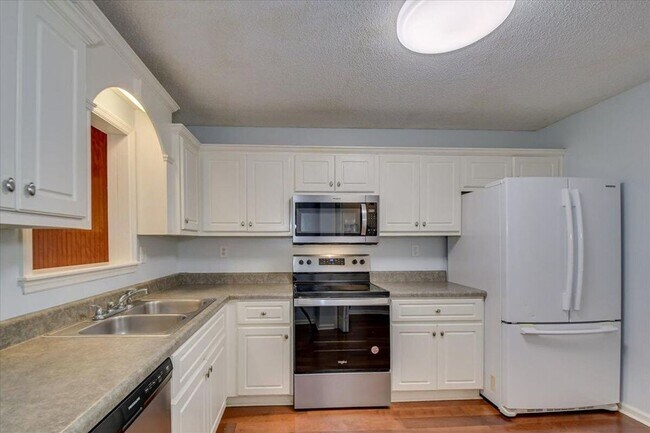 Building Photo - BEAUTIFUL WATERFRONT TOWNHOME