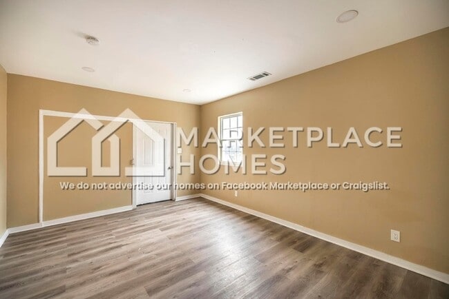 Building Photo - 955 Putnam St