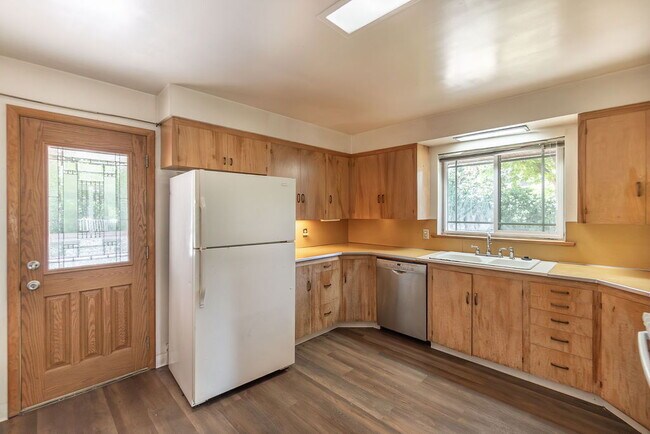 Building Photo - Spacious 3 bed 3 bath home