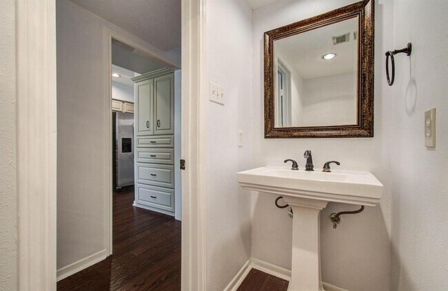 Building Photo - 926 Memorial Village Dr