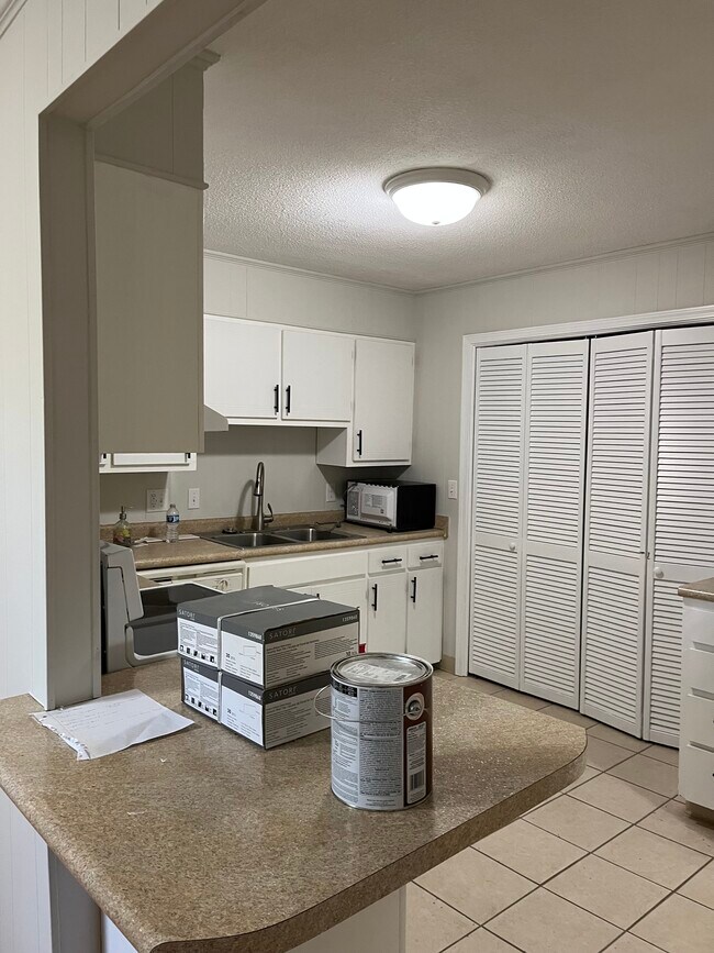 Building Photo - 611 E Mountcastle Dr