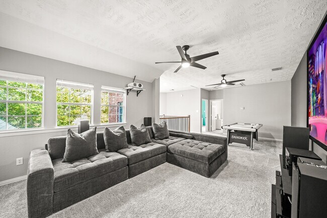 Building Photo - 4703 Oxbow Cir W