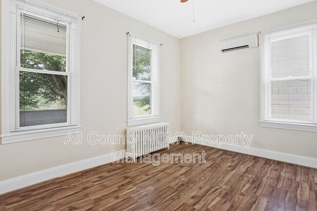 Building Photo - 305 9th St