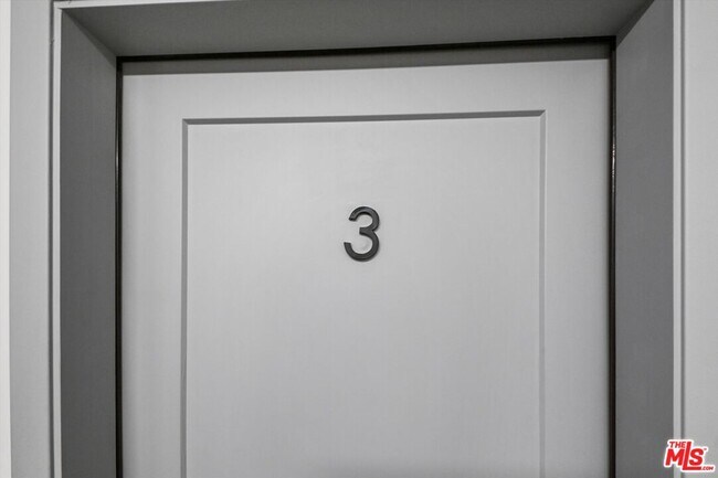 Building Photo - 819 E La Palma Dr