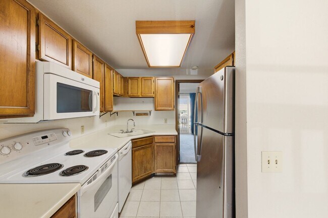 Building Photo - Open Concept Two Bed Two Bath Townhouse!