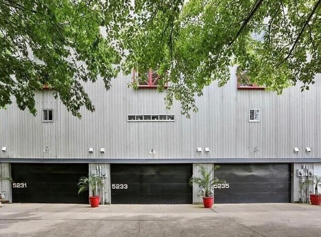 Primary Photo - 5233 Blossom St