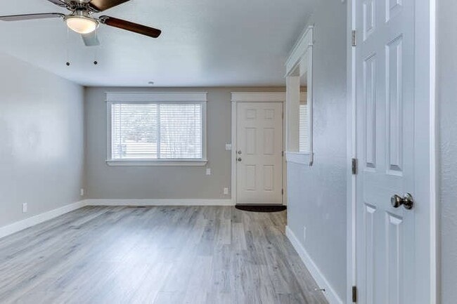 Building Photo - Ensign Ave Duplex