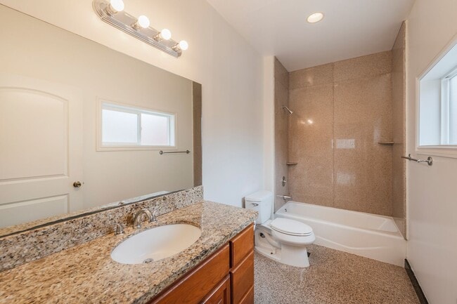 Building Photo - Spacious and Quiet Hawthorne Home!