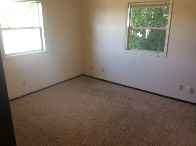 Building Photo - SPACIOUS 3 BEDROOM w/ IN UNIT LAUNDRY!-123...