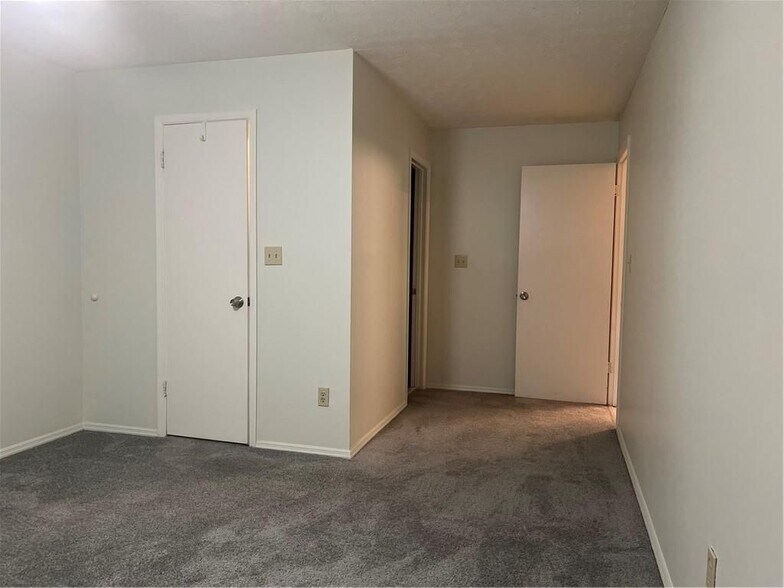 Building Photo - 1648 Raleigh Cir