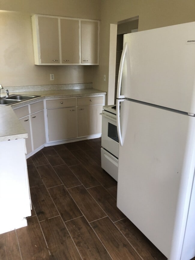 Building Photo - 2 Bed 1 Bath Home | Pet Friendly with Fenced Yard | Washer Dryer Hook Ups | Section 8 Welcome