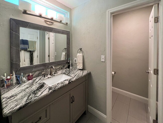 Building Photo - 3BR/2BA POOL HOME in SW Gainesville - avai...