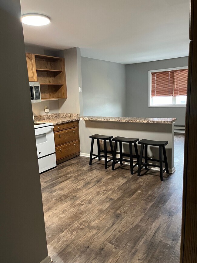 bar area - 125 Pickwick Pl