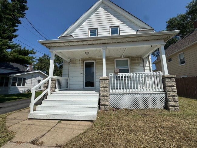 Building Photo - Updated 3 Bedroom Home in Moline