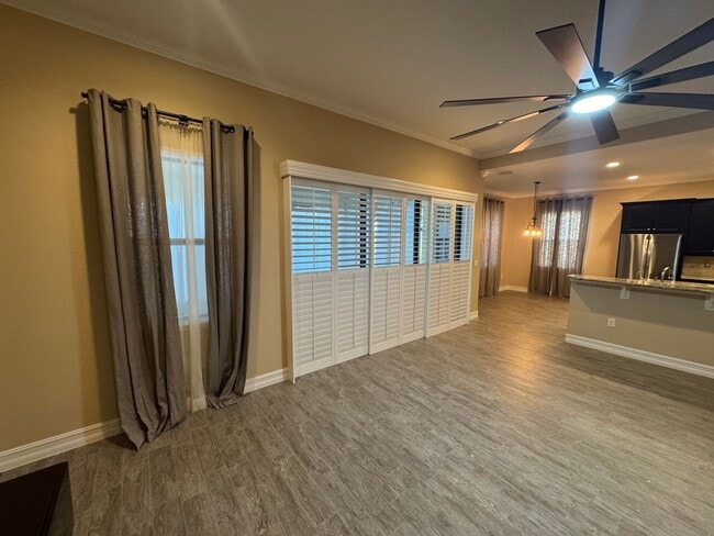 Building Photo - Two Story 5 bedroom, 4.5 bath