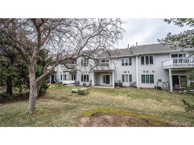 Building Photo - Bright & Updated Townhome in Eagan with Gr...