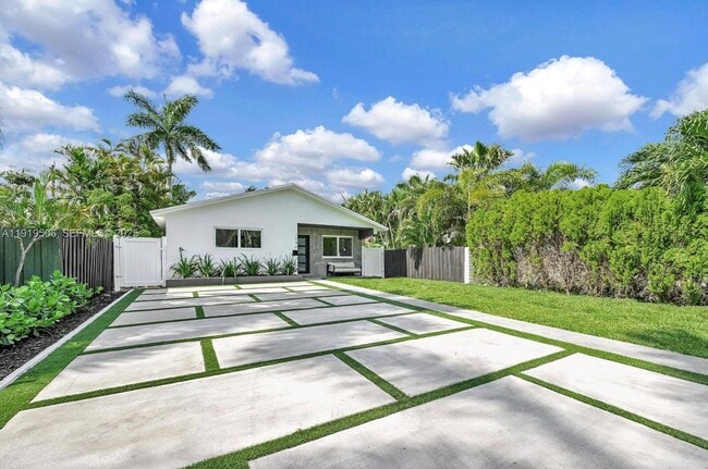 Building Photo - 1546 Van Buren St