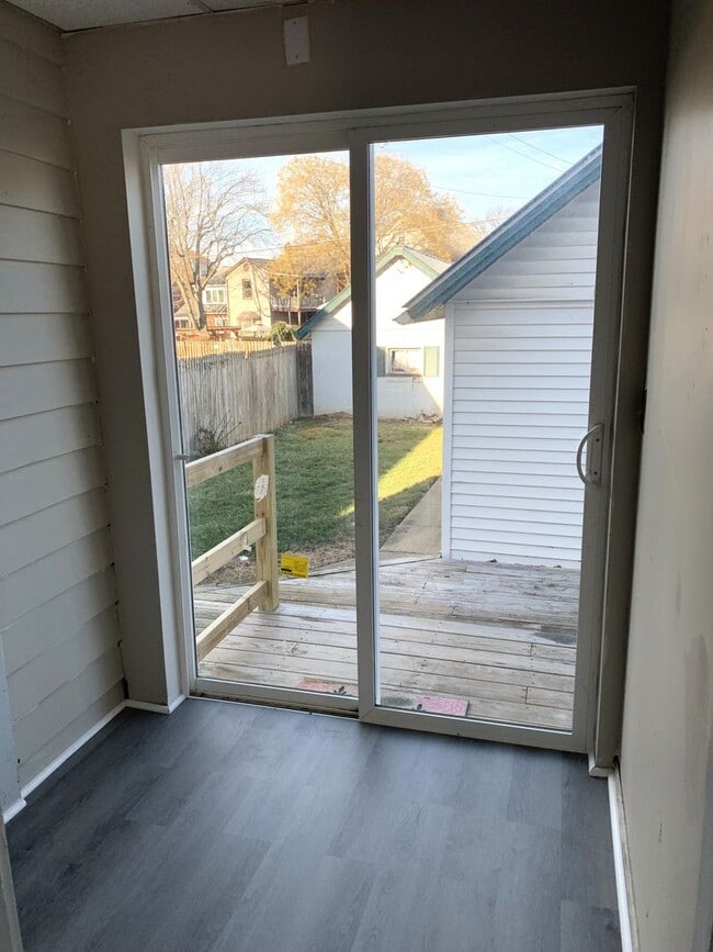 Building Photo - Spacious single family home with 3 beds/2 ...
