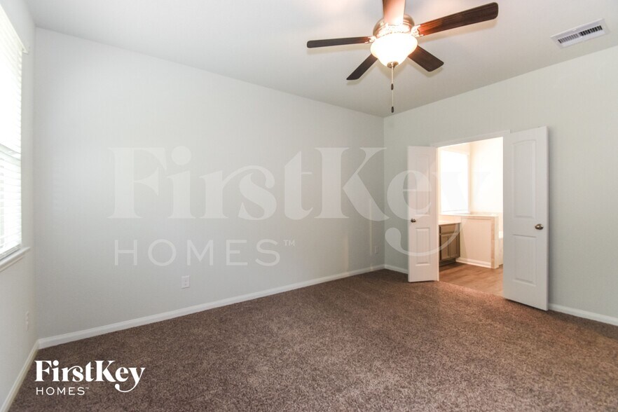 Building Photo - 321 Lk Wy Cir