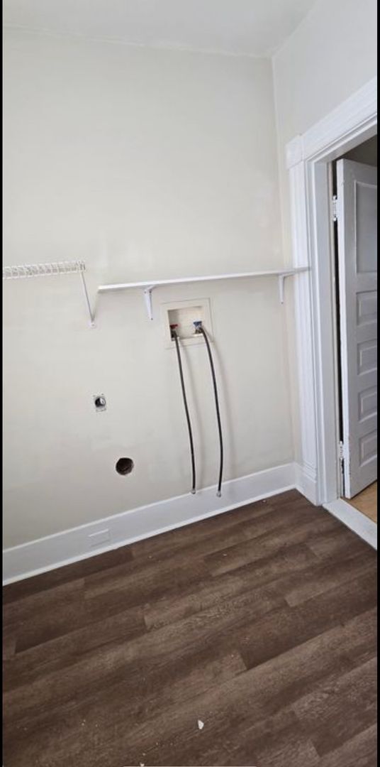 Building Photo - 3 Bedroom || 1 Bathroom Upstairs Duplex Unit