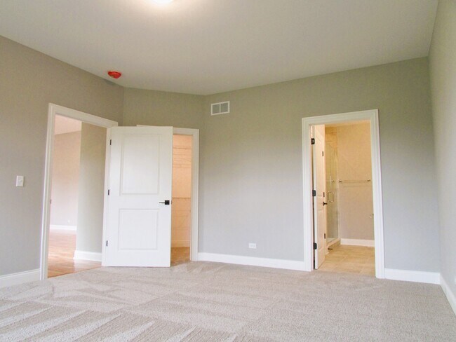 Building Photo - 981 Meadow Ln