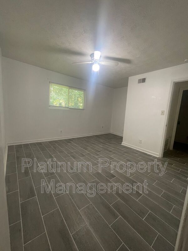 Building Photo - 543 Springwood Dr