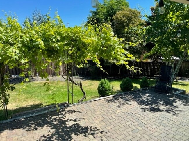 Building Photo - Beautifully Updated Home with Large Yard a...