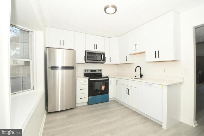 Building Photo - 8635 Union Pl