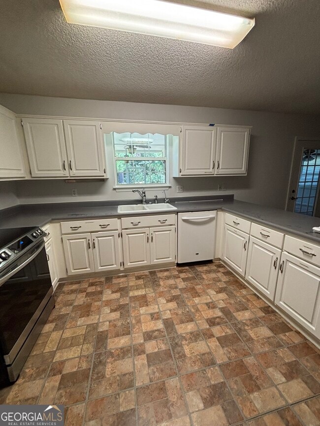 Building Photo - 303 Foxwood Dr