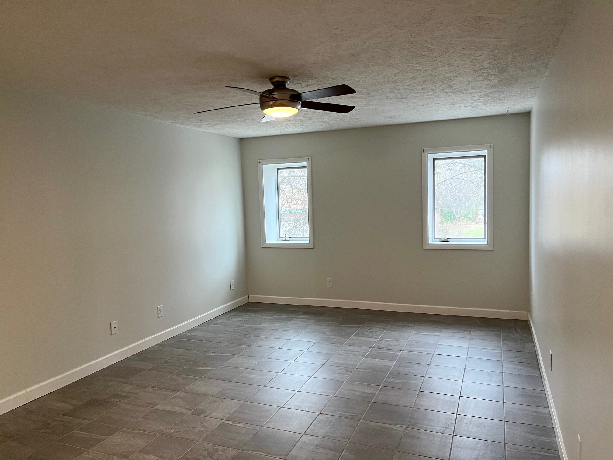 Building Photo - 302 E Grove St