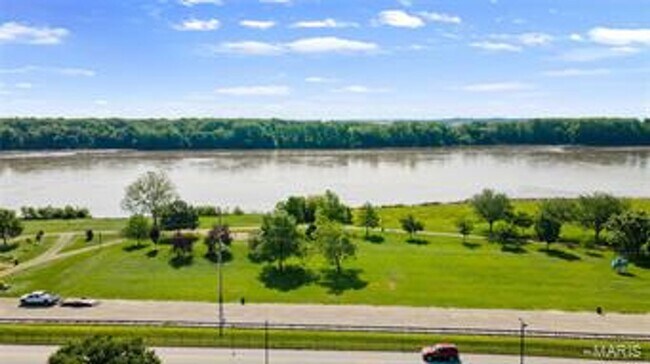 Building Photo - Beautiful 2 bedroom/ 2 bathroom apartment located right on Historic Main Street in St. Charles.