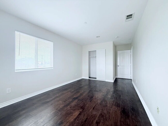 Building Photo - 1549 E 50th St
