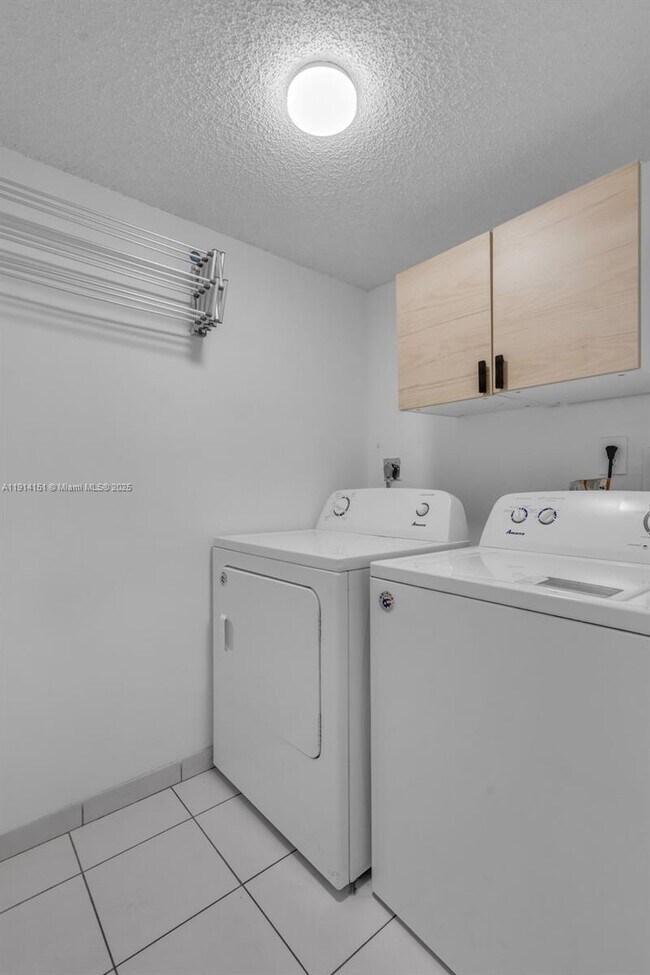 Building Photo - 3065 N Oakland Forest Dr