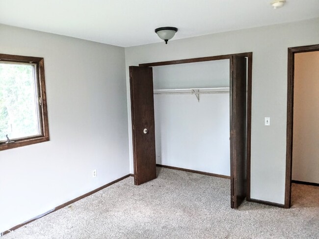Building Photo - 3 Bedroom 2 Bath in Burnsville