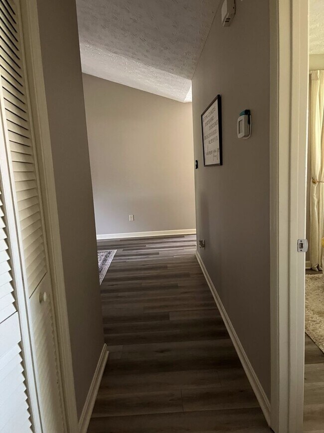 Building Photo - West Knoxville 37922 - 4 bedroom, 2 bath home - Contact Susan Niedergeses (865) 300-4722