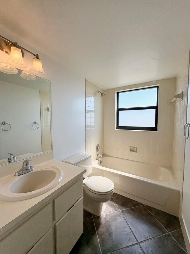 Building Photo - 2205 S Cypress Bend Dr