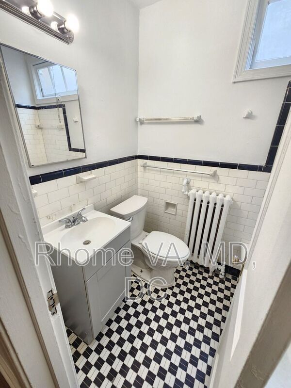 Building Photo - 515 Franklin St NE