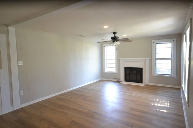 Building Photo - 412 West University