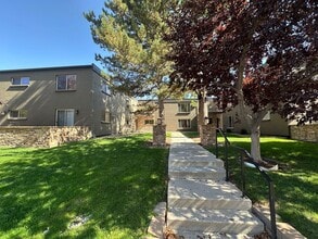 Building Photo - Charming Mayfair Townhome with Private Roof Top Deck- Move in Feb 1st- Flexible Lease Terms!