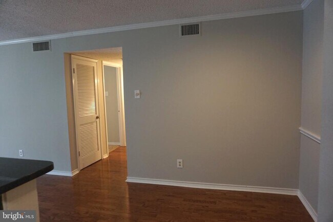 Building Photo - 1527 Lincoln Way