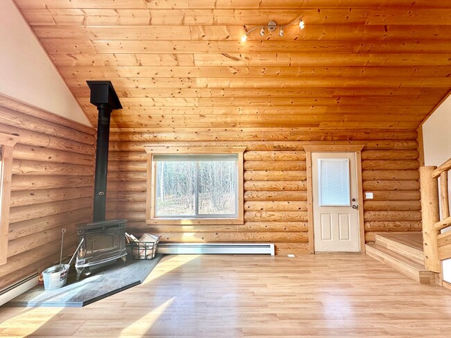Building Photo - CHARMING LOG HOME!