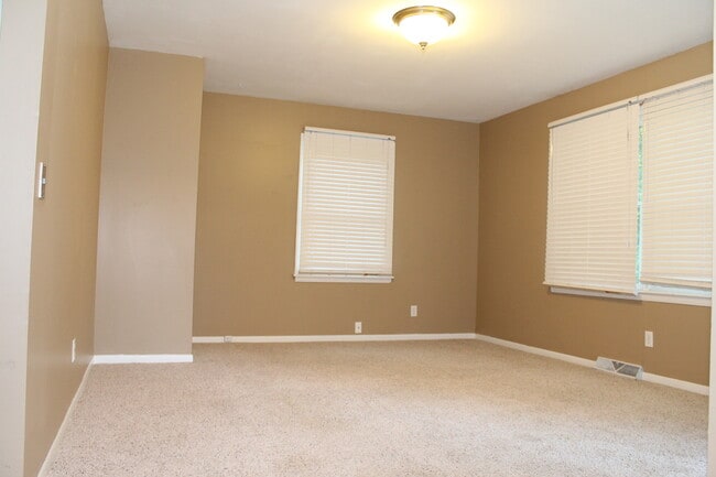 Building Photo - Nice 2 bedroom home with Large backyard! C...
