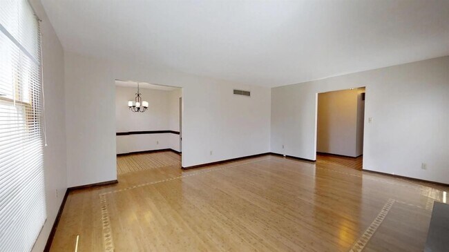 Building Photo - 933 High Meadow Dr