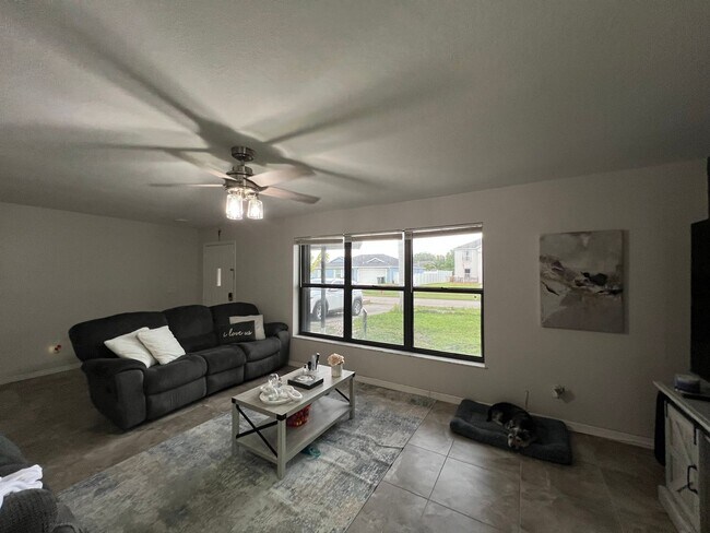 Building Photo - *Coming Soon * 3/2/1 Conveniently Located In  Port St Lucie