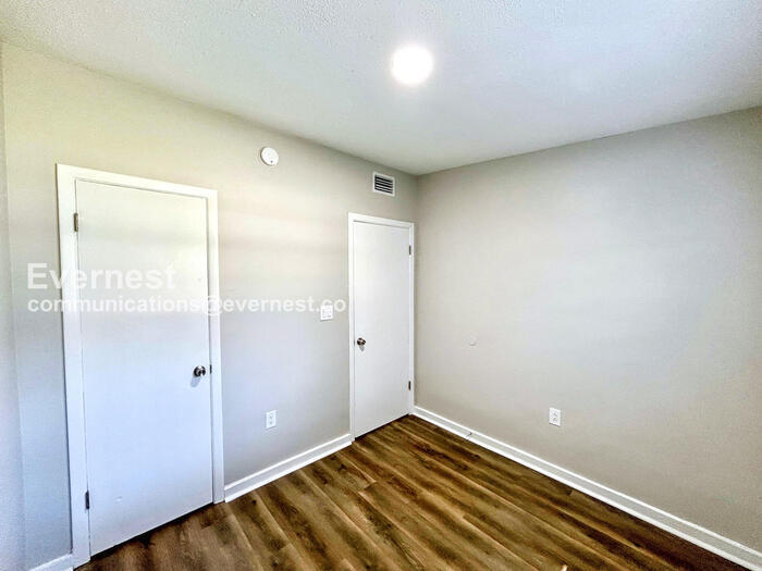 Building Photo - 1308 Melrose Ave S