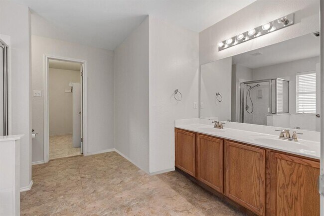 Building Photo - 1815 Brentwood Dr