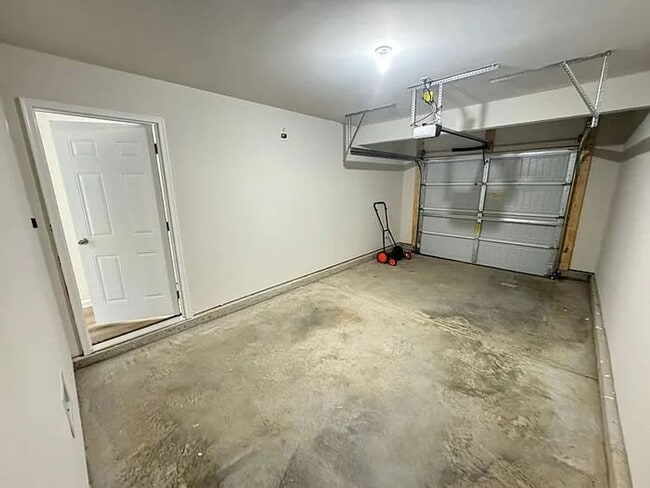 Building Photo - Modern Four Bedroom Home