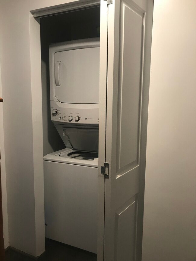 Building Photo - 61 Chestnut St