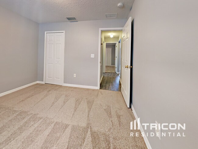 Building Photo - 2304 Roanoke Springs Dr