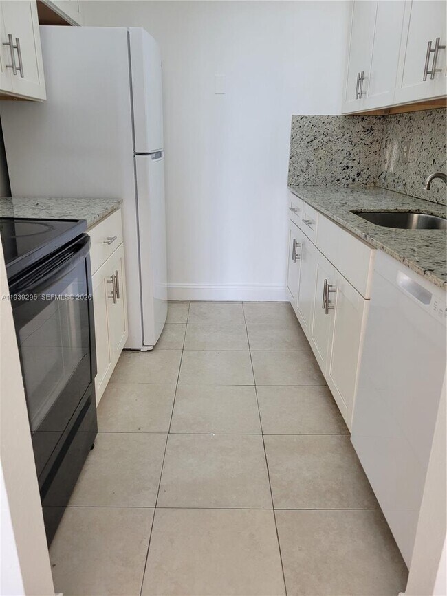 Building Photo - 2350 NE 135th St